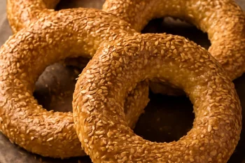 Klasszikus simit frissen sült, ropogós, szezámmagos tésztakörökkel