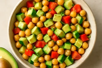 Csicseriborsós avokádósaláta friss paprikával, uborkával és petrezselyemmel tálalva