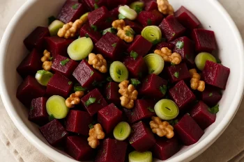 Céklasaláta póréhagymával és pirított dióval tálalva, friss petrezselyemmel megszórva