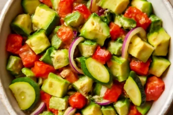 Ceviche Vegano, avokádóval és lime-lével tálalva