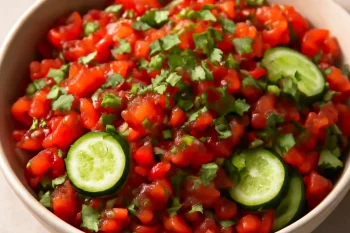 Ezme uborkával, friss paradicsommal és korianderrel