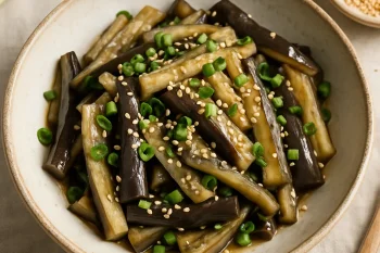 Gaji Namul – koreai párolt padlizsán szezámmal megszórva, tálalva