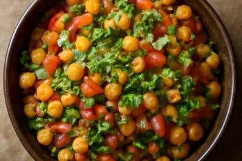 Ghugni chaat hagymával és paradicsommal tálalva, díszítve korianderrel