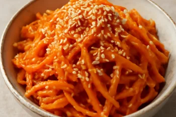 Gomae sárgarépával, szezámmagos öntettel tálalva