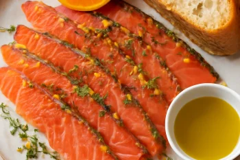 Gravlaks narancshéjjal, vékony szeletekre vágott friss lazac, kaporral és narancshéjjal