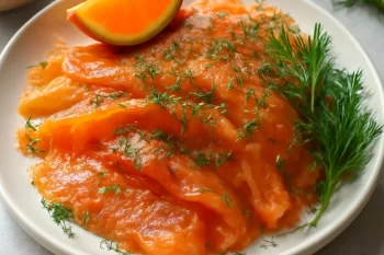 Gravlax narancslikőrrel, friss kaporral díszítve, narancslikőrös ízekkel