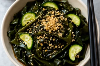 Friss kombu saláta tálalva, szójaszósszal és szezámmaggal megszórva