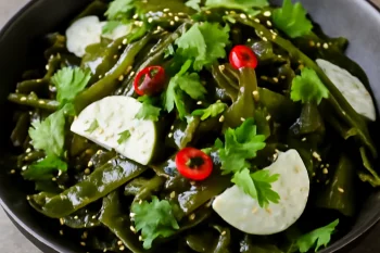 Kombu saláta daikonnal, friss korianderrel és szezámmaggal tálalva