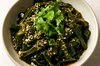 Kombu saláta szezámmaggal, friss zöldségekkel és korianderrel