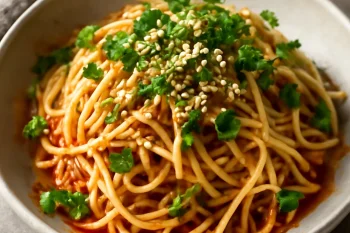 Kongnamul Muchim, koreai szójababcsíra saláta szezámmaggal és korianderrel