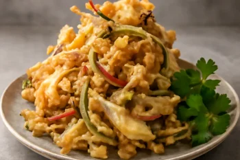 Körtés kakiage, ropogós tésztában sült zöldségekkel és friss korianderrel tálalva