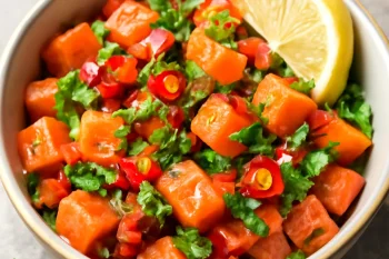 Lomi salmon citromlével, lazac, paradicsom és friss zöldfűszerek