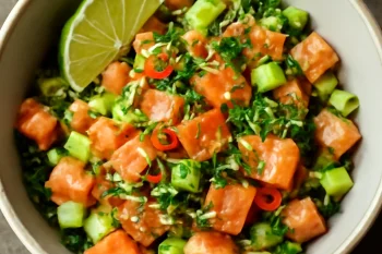 Lomi salmon korianderrel, tálalva