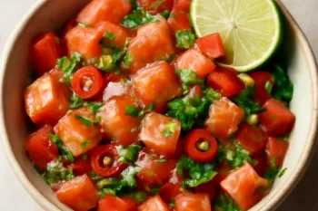 Lomi salmon lime-mal, lazac, paradicsom és friss zöldfűszerek