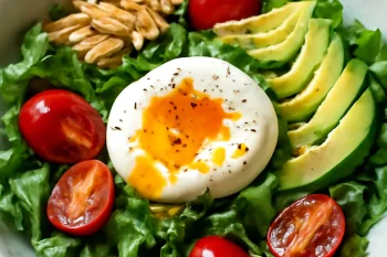 Onsen Tamago Saláta, lágy tojással, friss zöldségekkel és gazdag öntettel