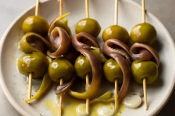 Pintxo Gilda, olívabogyóval, szardellával és paprikával felfűzve pálcikán