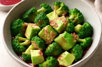 Friss prebiotikus brokkolis avokádósaláta, gazdag ízekkel és tápanyagokkal