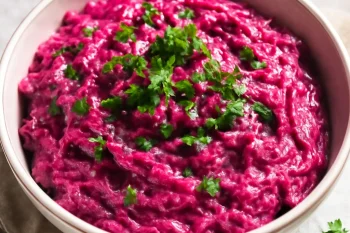 Prebiotikus céklás joghurtos saláta, tálalva petrezselyemmel