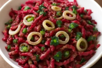 Prebiotikus céklás póréhagymás saláta, frissen tálalva, petrezselyemmel megszórva