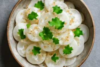 Sunomono daikon, japán saláta friss korianderrel és szezámmaggal