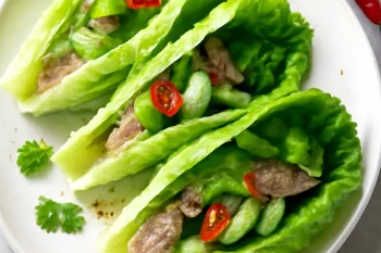 Surströmming salátatekercsben, egy friss svéd étel salátalevélbe tekerve