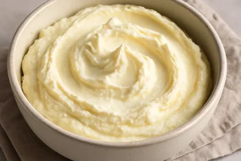 Házi készítésű kajmak krémes állaggal tálban