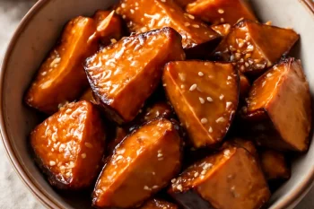 Satsumaimo daigaku imo, karamellizált édesburgonya szezámmaggal tálalva