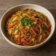 Yakisoba zöldségekkel, pirított tészta színes zöldségekkel tálalva