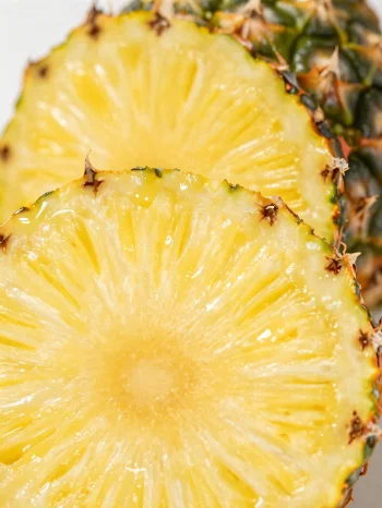 Friss, szeletelt ananász rusztikus faasztalon