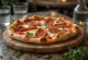 Klasszikus Diavola pizza tálalva