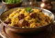 Biryani marhahússal gazdag, fűszeres marhahússal és basmati rizzsel, friss korianderrel és mentával díszítve.