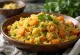 Biryani zöldségekkel gazdag, fűszeres zöldségekkel és basmati rizzsel, friss korianderrel és mentával díszítve.