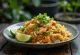 Khao Pad tálalva lime-mal és korianderrel