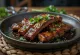 Tűzön sült galbi, szezámmaggal és korianderrel tálalva