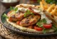 Shawarma tálalva pita kenyérrel és friss zöldségekkel