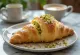 Pisztáciás croissant tálalva