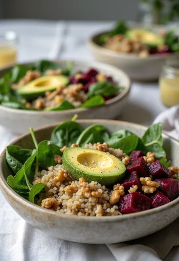 Spenótos quinoa Buddha-tál céklával