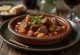 Stifado, görög marharagu tálalva