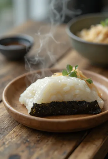 Fokhagymás miso töltelékű onigiri rizsgombócok, algával díszítve