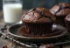 Csokis muffin puha tésztával, olvadt csokoládédarabokkal a belsejében