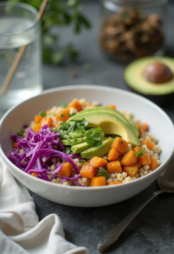 Avokádós quinoa Buddha-tál friss zöldségekkel tálalva