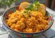 Jollof rizs csirkével tálalva