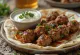Kafta tálalva friss pitával és salátával
