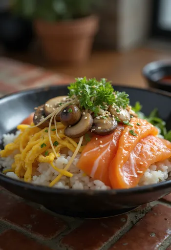 Chirashi shiitake gombával, friss lazaccal, uborkával és avokádóval tálalva