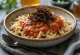 Klasszikus Koshari, egyiptomi étel rizsből, lencséből és makaróniból, gazdag paradicsomos szószban