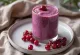 Ribizlis smoothie friss ribizlivel díszítve