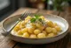 Sajtkrémes gnocchi tálalva