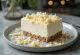 Fehércsoki mousse torta szeletekkel tálalva