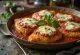 Milanesa napolitana petrezselyemmel tálalva, paradicsomos és sajtos