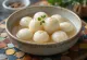 Szezámmagos Tangyuan, kínai édesség rizsliszt gombócokkal és szezámmaggal